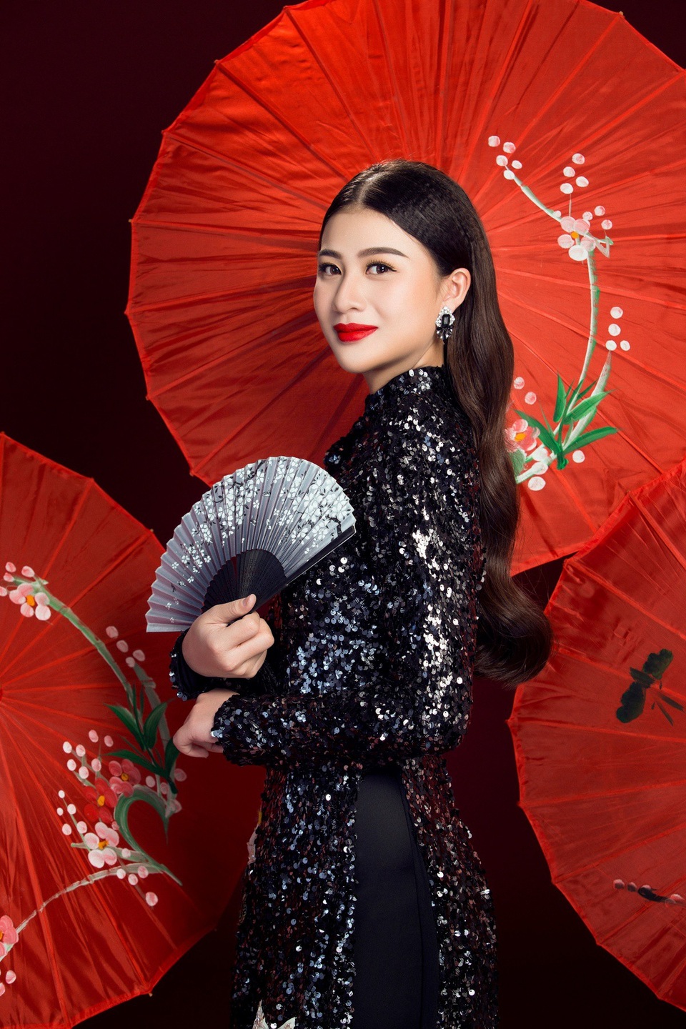 Mới đây, Mỹ Linh thực hiện bộ ảnh áo dài đón xuân. Sắc vàng sắc đỏ của tà áo đem không khí ngày Tết cổ truyền.