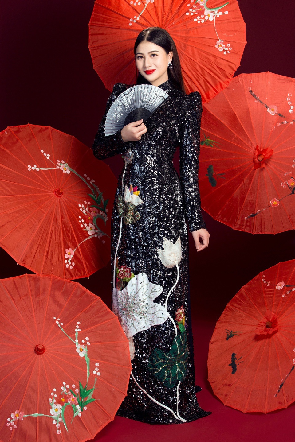 Với chiều cao nổi bật cùng vòng eo thon thả, dáng vóc của Thái Mỹ Linh như được tôn thêm.