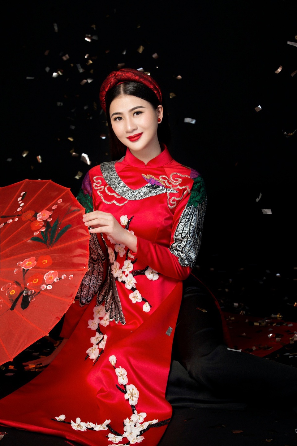 Đồng thời, cô gửi lời chúc mừng năm mới, an khang thịnh vượng đến với tất cả mọi nhà trong dịp Tết Mậu Tuất đang cận kề.