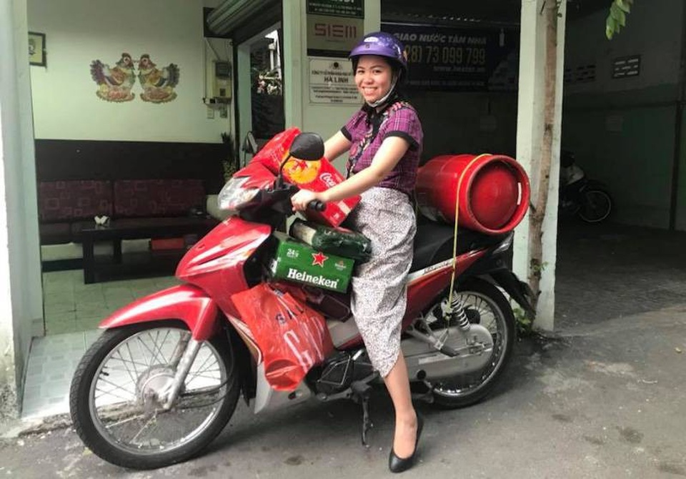 Một doanh nghiệp thưởng Tết cho nhân viên bằng... bình gas - 2 Nhiều người thấy chị Linh chở bình gas về nhà thì cứ nghĩ chị Linh đùa.
