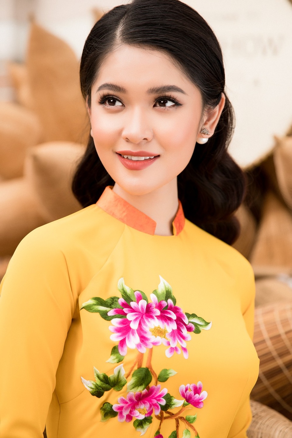 Tận dụng lợi thế gương mặt đẹp, nụ cười tươi, Thuỳ Dung kết hợp lối trang điểm nhẹ nhàng để tôn lên vẻ đẹp mảnh mai, duyên dáng.