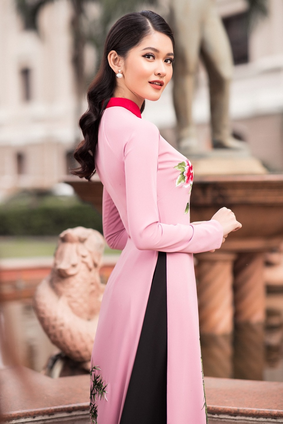 Những họa tiết hoa lá mang đậm không khí xuân được thêu dệt tinh tế giúp người đẹp nổi bật khi đi dạo phố.