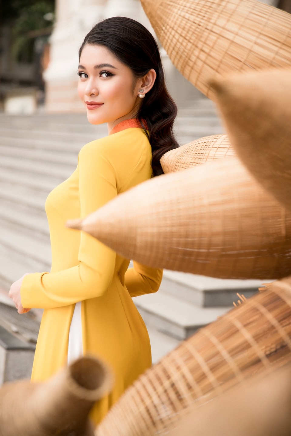 Trong bộ ảnh Xuân 2018, Thuỳ Dung khéo léo khoe vẻ đẹp ngọt ngào, tràn đầy sức sống. Cô chia sẻ, bản thân cảm thấy hạnh phúc vì năm 2017 đã tự bước qua những giới hạn của bản thân.