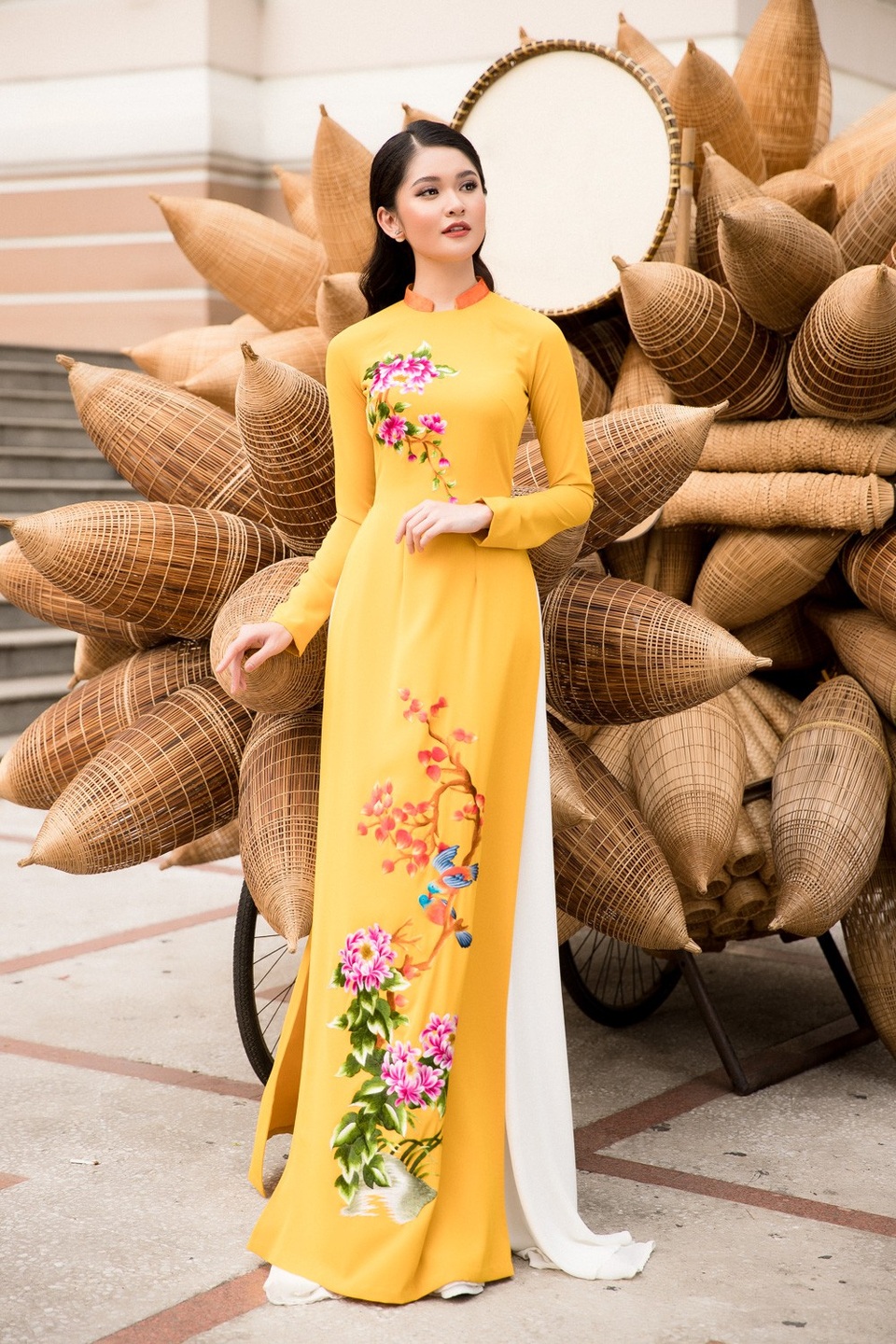 Cô lựa chọn những màu sắc như hồng pastel, cam, vàng, xanh ngọc... tạo cảm giác tươi mới, tràn đầy sức sống để đón sắc xuân.