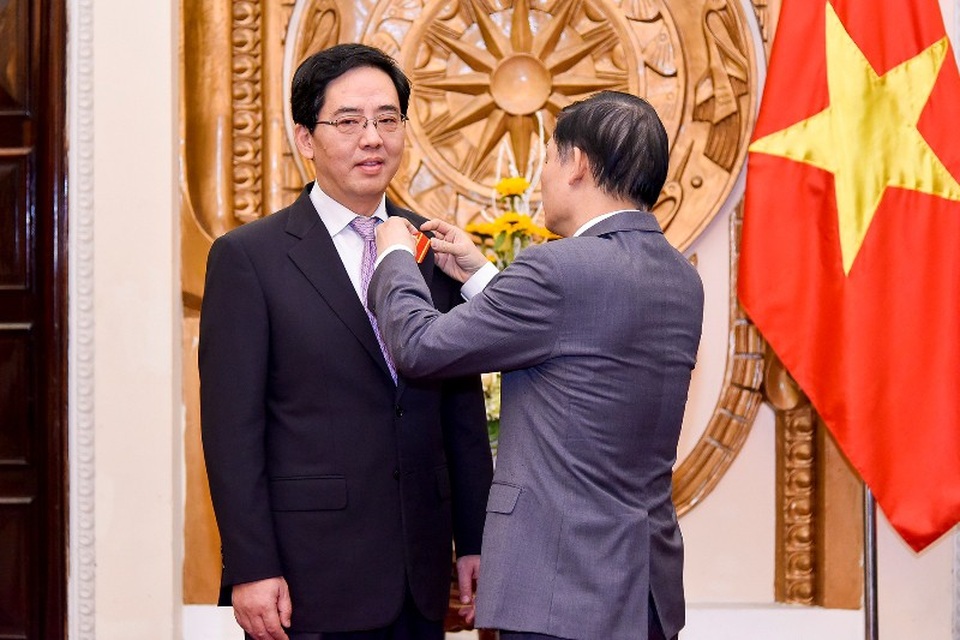 Đại sứ Trung Quốc tại Việt Nam được tặng Huân chương Hữu nghị - 1 Thứ trưởng Bộ Ngoại giao Lê Hoài Trung gắn Huân chương Hữu nghị cho Đại sứ Hồng Tiểu Dũng