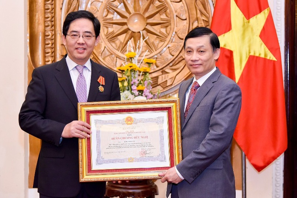 Đại sứ Trung Quốc tại Việt Nam được tặng Huân chương Hữu nghị - 2 Ông Hồng Tiểu Dũng đã có nhiều đóng góp cho quan hệ của Việt Nam - Trung Quốc