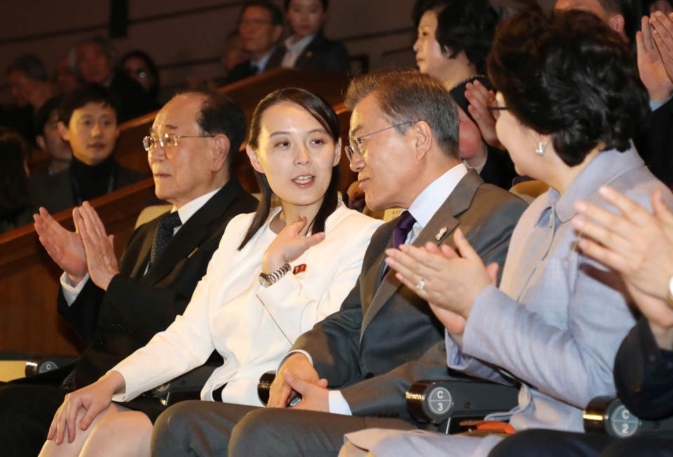 Đêm nhạc “lấy nước mắt” của đoàn nghệ thuật Triều Tiên tại Hàn Quốc - 3 Bà Kim Yo-jong trò chuyện với Tổng thống Hàn Quốc Moon Jae-in và phu nhân Kim Jung-sook trên hàng ghế khán giả. Trước đó bà đã thay mặt ông Kim Jong-un gửi thư mời Tổng thống Moon tới Bình Nhưỡng trong thời gian sớm nhất. (Ảnh: Reuters)