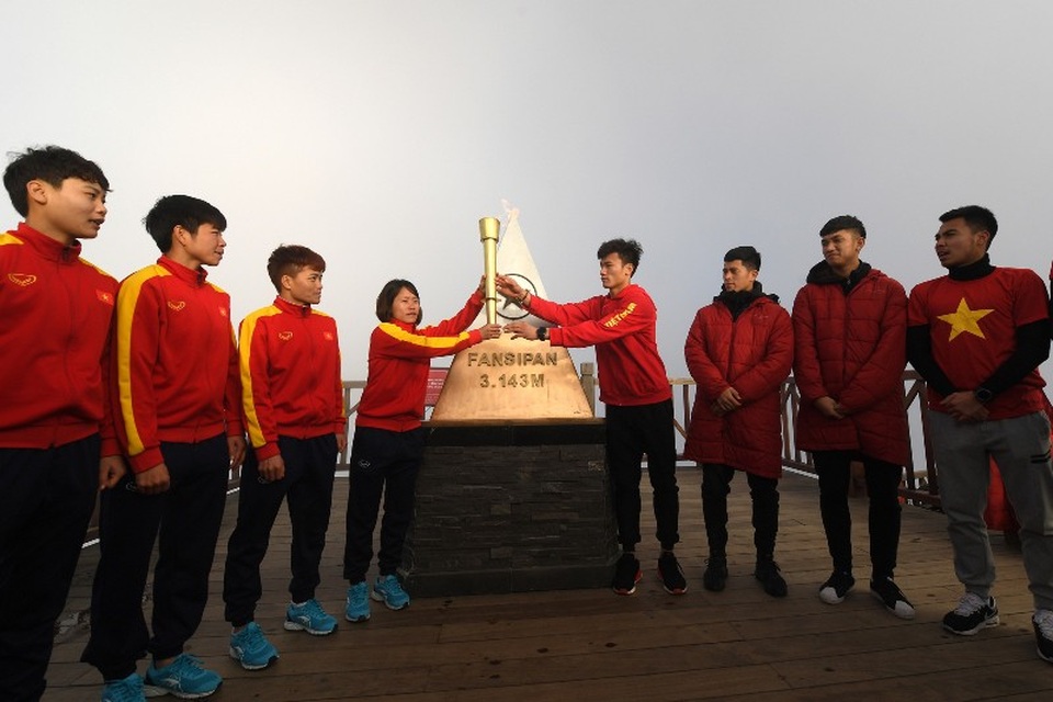 Những khoảnh khắc không thể nào quên của U23 Việt Nam tại đỉnh thiêng Fansipan - 4 Các tuyển thủ U23 Việt Nam rước đuốc, truyền lửa cho đội tuyển bóng đá nữ quốc gia trên đỉnh Fansipan