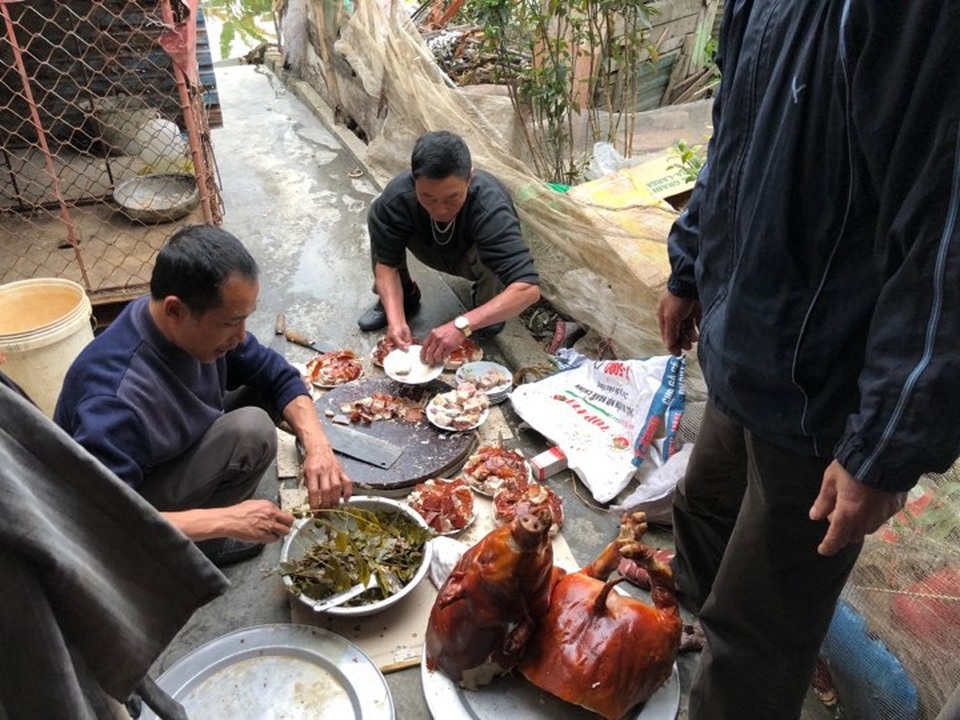 Ngay trong buổi sáng ngày 12/2 (tức 27 Tết), tại nhà cầu thủ Vũ Văn Thanh (ở xã Tứ Cường, huyện Thanh Miện, Hải Dương) đã tất bật mổ lợn, giết gà để thiết đãi khách cùng nhiều anh em, họ hàng, bà con hàng xóm (Ảnh: Cầu thủ Văn Thanh cung cấp).