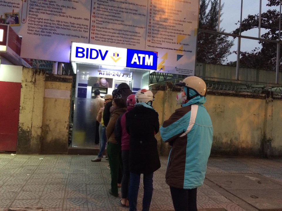 Xếp hàng dài trước cây ATM chờ rút tiền - 5
Trời đã tối nhưng lượng người chờ rút tiền vẫn khá đông.