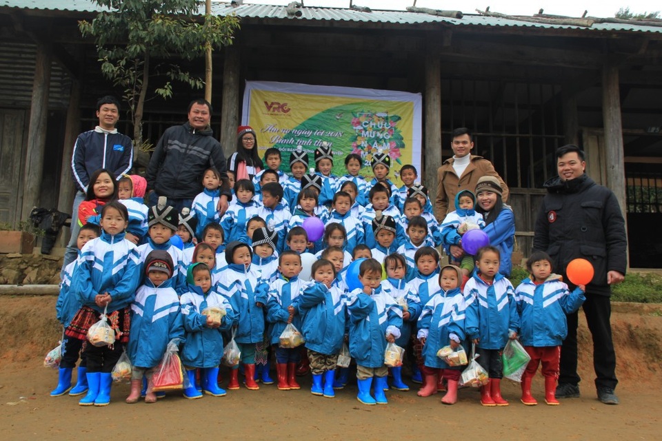 Tập đoàn Mường Thanh gói hơn 2.000 bánh chưng tặng Tết người nghèo - 7 Trung tâm Giải trí VRC trao ủng và quà cho các học sinh người dân tộc tại Bản Huồi Cọ, xã Nhôn Mai, huyện Tương Dương, Nghệ An.