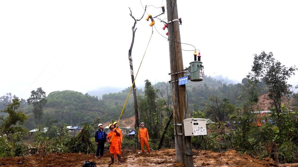 Đóng điện trạm biến áp Khe Chữ