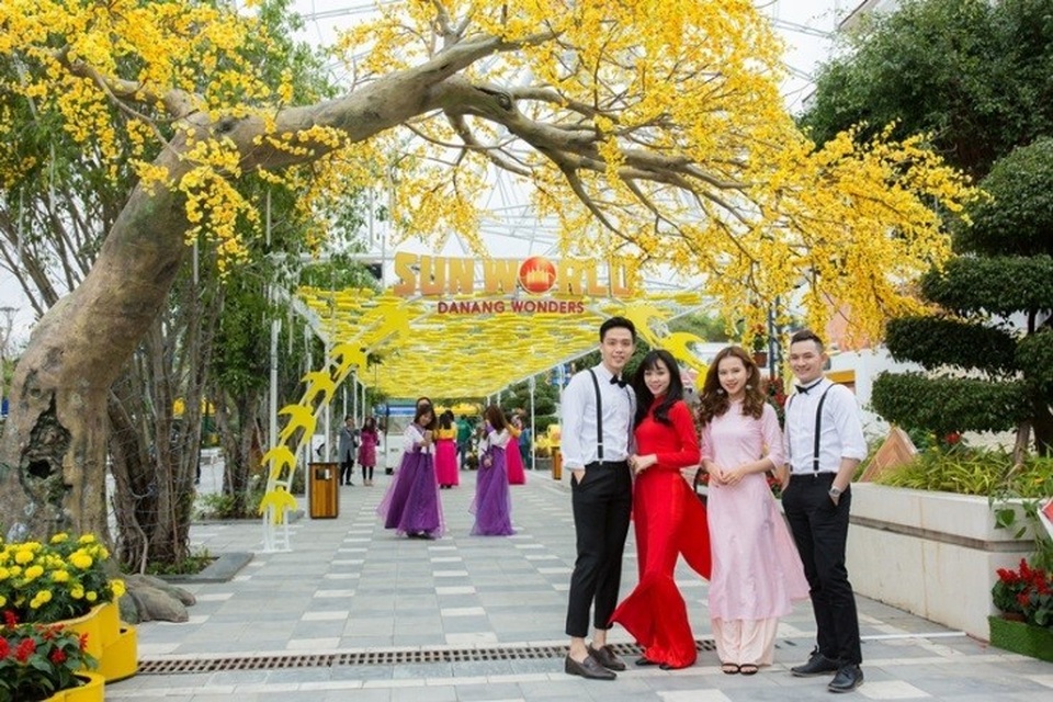 Tết đến rủ nhau đi ngắm vườn mai tuyệt đẹp ở “công viên của những kỷ lục” - 1
Dịp Tết Nguyên Đán, Sun World Danang Wonders chào đón du khách bằng không gian mới, ngập tràn sắc xuân rực rỡ. Ngay từ lối vào là hình ảnh của những cành mai vàng, những cánh chim én bay lượn mang đến mùa xuân an lành, hạnh phúc cho du khách ghé thăm.