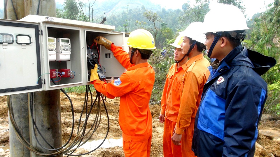 Kiểm tra trước khi đưa điện đến nhà dân