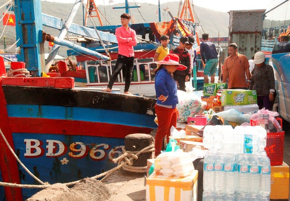 Nỗi niềm ngư dân xa vợ, con đón Tết trên biển - 3 Ngư dân chuẩn bị lương thực, bánh trái, bia, nước ngọt... sẵn sàng vươn khơi đón Tết trên biển.