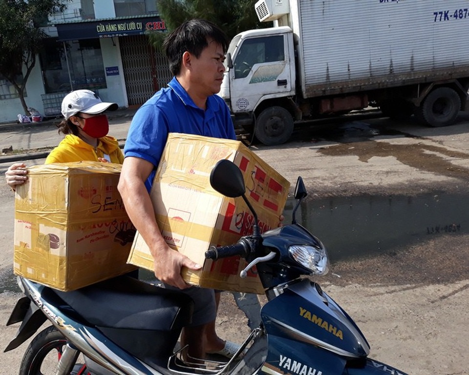 Hối hả đưa Tết ra đảo tiền tiêu - 4
Từng thùng hàng được nhanh chóng đưa ra đảo phục vụ người dân đón Tết.