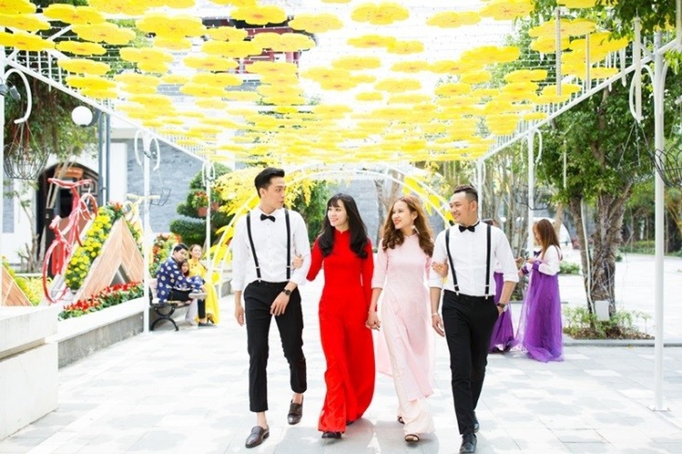 Tết đến rủ nhau đi ngắm vườn mai tuyệt đẹp ở “công viên của những kỷ lục” - 2
Dạo bước dưới con đường giăng giăng mai vàng, thấy tâm hồn vui tươi, rộn ràng sức xuân.