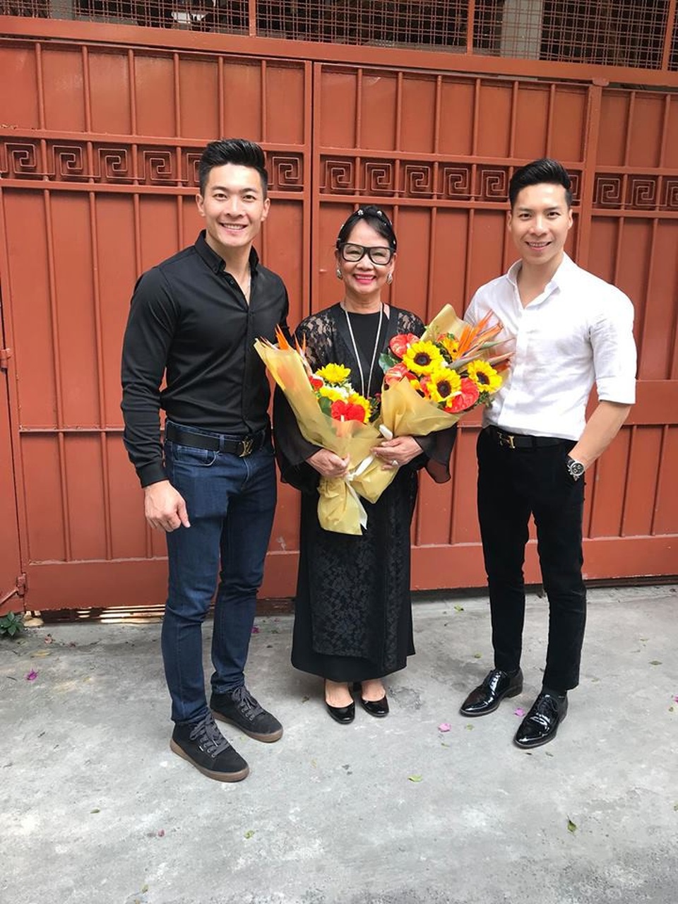 Quốc Cơ - Quốc Nghiệp khiến huấn luyện viên "choáng" tại Britain's Got Talent - 2 Nhà thiết kế Trịnh Hoàng Diệu đã giúp anh em Quốc Cơ - Quốc Nghiệp thiết kế áo dài.