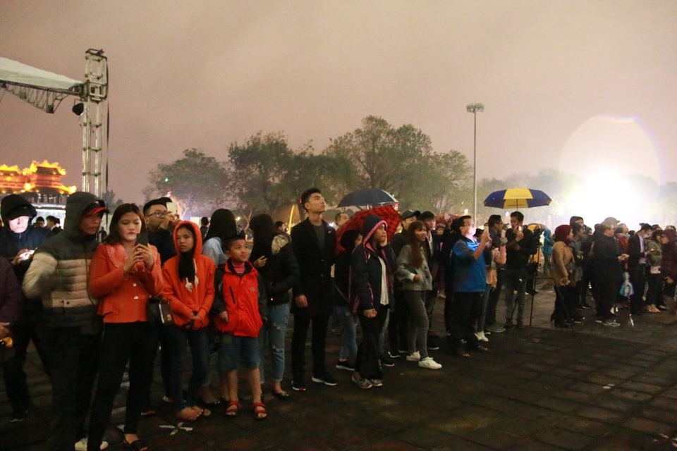 Thần công kỳ đài “khạc lửa” hàng đêm khiến người dân thích thú - 3 Người dân thích thú trước màn “khạc lửa” của súng thần công