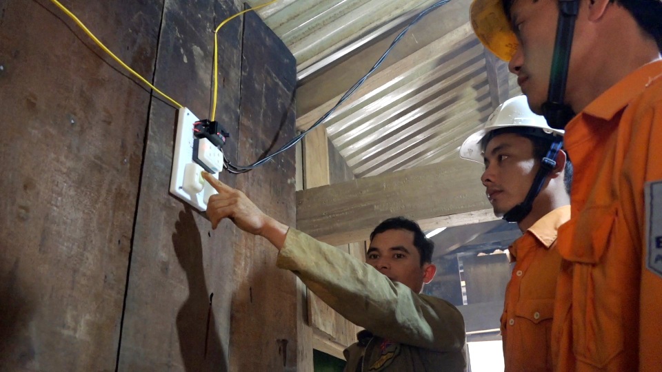 70 hộ dân Khe Chữ được lắp đặt mạng điện trong nhà