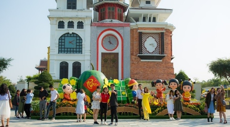 Tết đến rủ nhau đi ngắm vườn mai tuyệt đẹp ở “công viên của những kỷ lục” - 4
Giữa những mai vàng với cờ hoa rực rỡ sắc xuân, bánh chưng xanh câu đối đỏ, du khách còn được trải nghiệm Tết cổ truyền đúng điệu với các hoạt động vui chơi giải trí mang đậm bản sắc dân tộc.