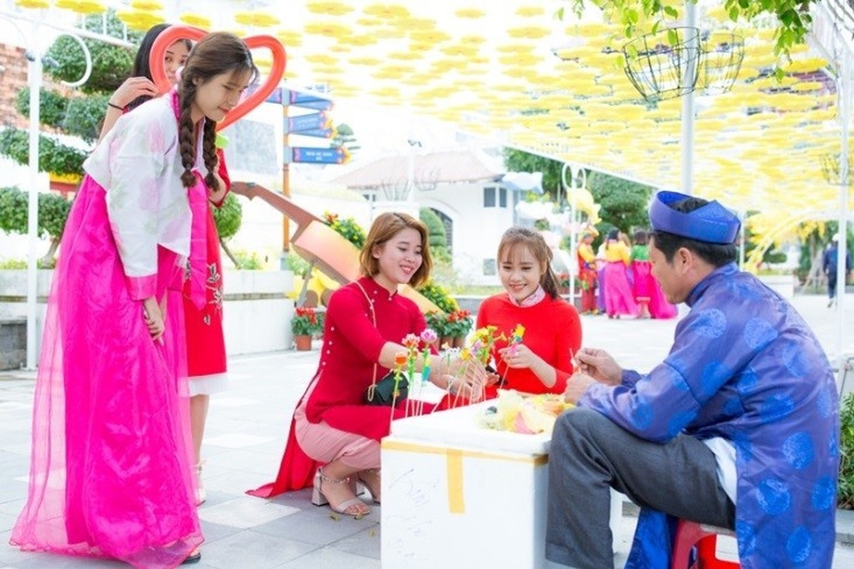 Tết đến rủ nhau đi ngắm vườn mai tuyệt đẹp ở “công viên của những kỷ lục” - 5
Những ai muốn xin một vé trở về tuổi thơ thì xin mời dừng lại chốn này, để trò chuyện với nghệ nhân nặn tò he và mua cho mình một con thú dễ thương, một bông hồng không bao giờ tàn… như một gợi nhắc tinh tế về những ngày bé thơ.