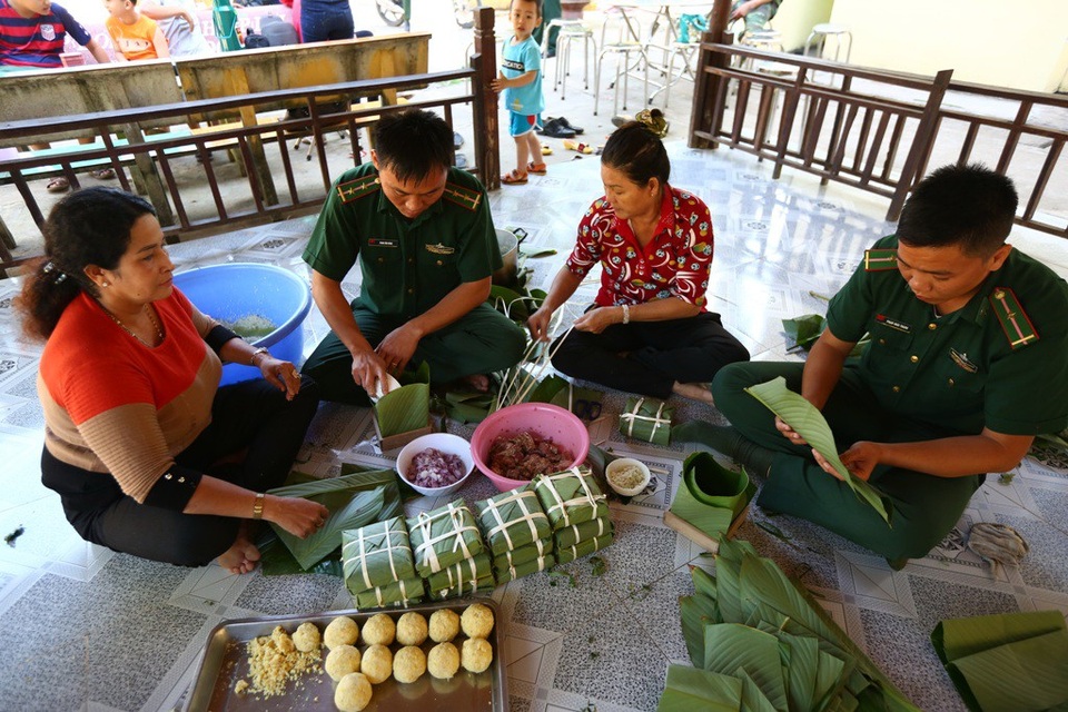 NSND Lệ Thủy cùng gói bánh tét với người dân biên giới - 3 Hội phụ nữ xã Thường Thới Hậu B cùng các chiến sĩ đồn Biên phòng Cầu Muống gói bánh chưng
