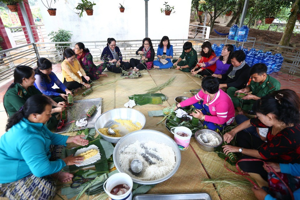NSND Lệ Thủy cùng gói bánh tét với người dân biên giới - 4 NSND Lệ Thủy và các chí, người dân huyện Hồng Ngự gói bánh tét...