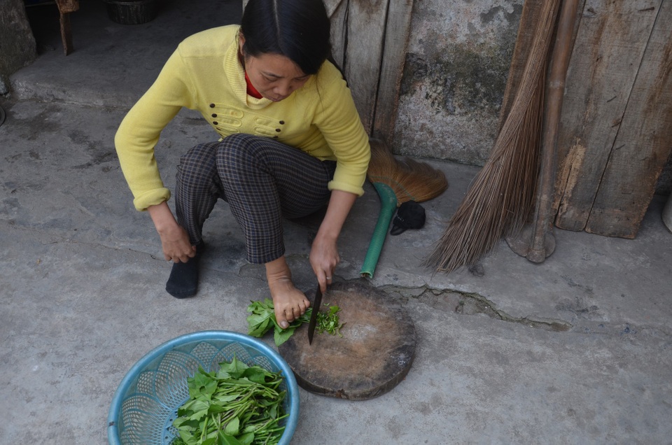 Cuộc sống khốn cùng của người mẹ u não chờ chết vì không tiền phẫu thuật - 8 Để chăm sóc đứa con tâm thần, dù rất mệt mỏi, đau đớn chị Hài vẫn phải gắng gượng.