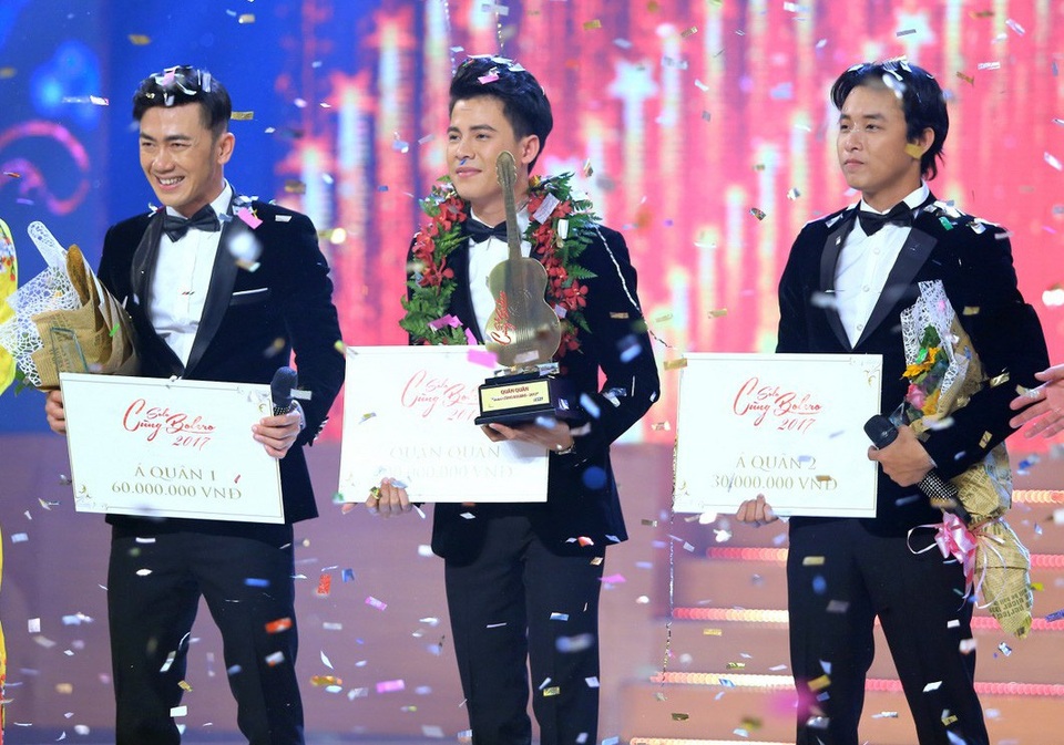 Chàng trai bán kẹo kéo Mạnh Nguyên đăng quang Quán quân Solo cùng Bolero - 10 Á quân 1 đã thuộc về chàng tài xế đến từ Hà Tĩnh Thiên Bảo – người sở hữu kỹ thuật ca hát vững vàng lẫn bản lĩnh sân khấu, với phần thưởng trị giá 60 triệu đồng. Á quân 2 nhưng anh nhân viên văn phòng đến từ Tiền Giang Nguyên Trung đã có đêm thi ấn tượng, tỏa sáng và bứt phá. Phần thưởng dành cho Nguyên Trung là 30 triệu đồng.