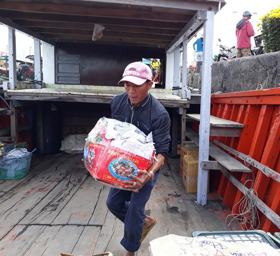 Hối hả đưa Tết ra đảo tiền tiêu - 5 Từ ngày 26 Tết, tàu ông Hiền phải đi 3 chuyến để phục vụ người dân trên đảo vào đất liền mua sắm Tết và người dân trên đảo làm thuê ở đất liền về nhà ăn Tết.