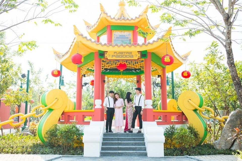 Tết đến rủ nhau đi ngắm vườn mai tuyệt đẹp ở “công viên của những kỷ lục” - 7
Không chỉ được chiêm ngưỡng những đại cảnh được tạo dựng kỳ công để vui Tết đến xuân về, hòa mình vào âm nhạc và những màn biểu diễn nghệ thuật sống động, đến công viên của những kỷ lục còn là để vui bất tận với 20 trò chơi ngoài trời chất đến từng giây, hoặc là thỏa sức khám phá một thế giới của hàng trăm trò chơi trong nhà cho cả gia đình cùng chơi.