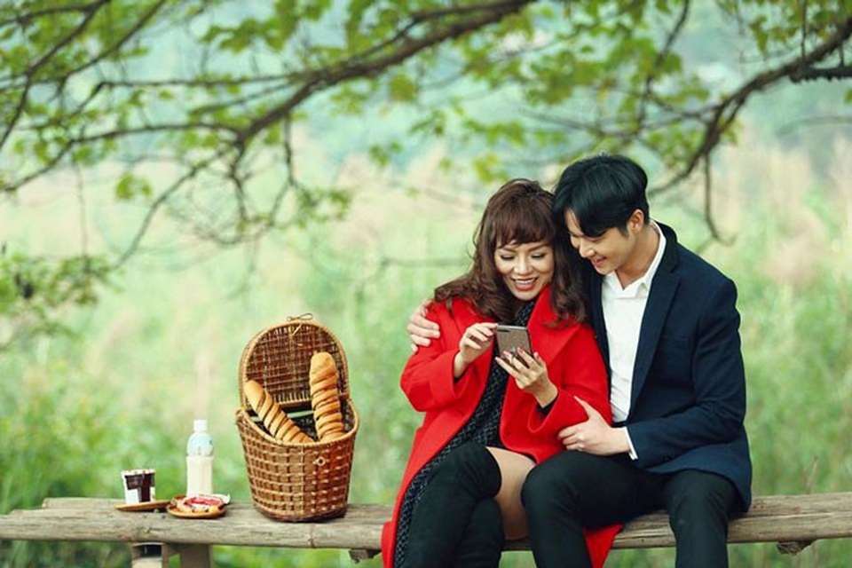 Thái Thùy Linh đang học để làm một người phụ nữ đúng nghĩa - 3 Một cảnh lãng mạn của Thái Thùy Linh và bạn diễn trong MV Vắng anh mùa đông.