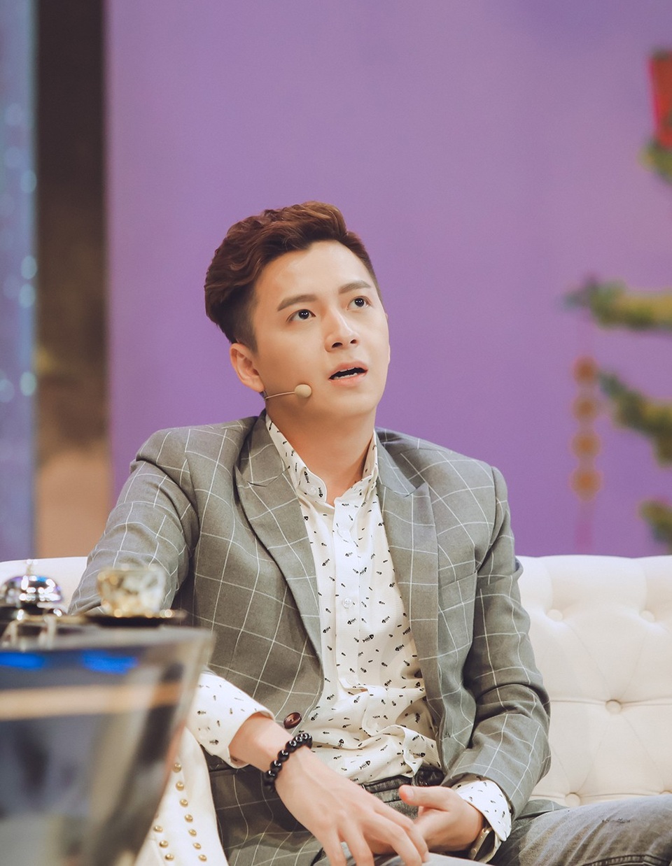 Trấn Thành tủi thân khóc khi đón giao thừa trên xe hơi ngoài đường - 2 Một ngày, khi đang chạy show Tết, trợ lý của em bỗng bật khóc khi nghe bài hát Xuân này con không về. Cũng từ đó, em cảm thấy chạnh lòng, Ngô Kiến Huy tâm sự.