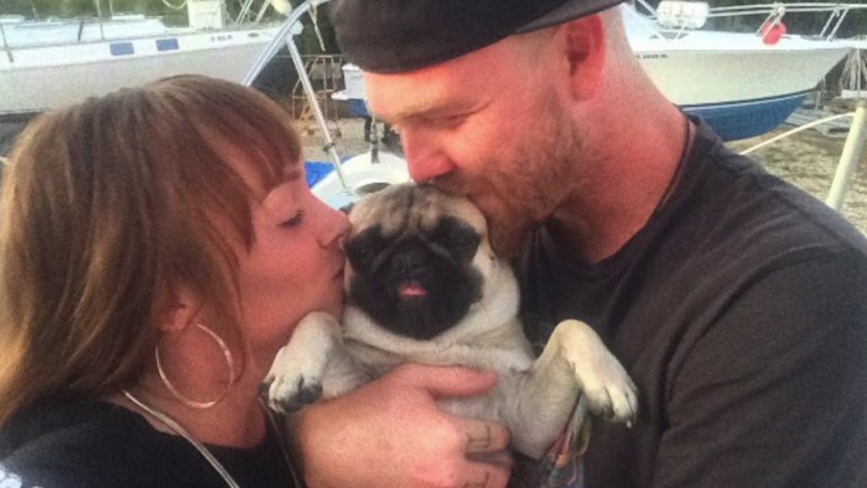 Cặp đôi người Mỹ bỏ việc để mua thuyền riêng đi du lịch khắp thế giới với chó cưng