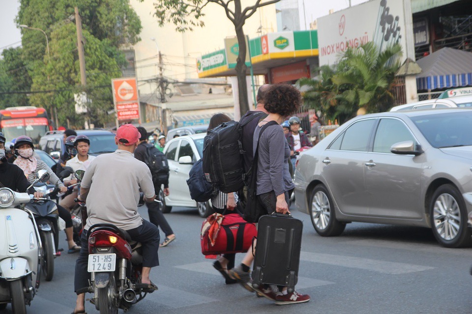 Chiều 28 Tết, giao thông ùn ứ ở cửa ngõ Đông Bắc TPHCM - 10 Hai hành khách nước ngoài qua đường Đinh Bộ Lĩnh để vào bến xe Miền Đông