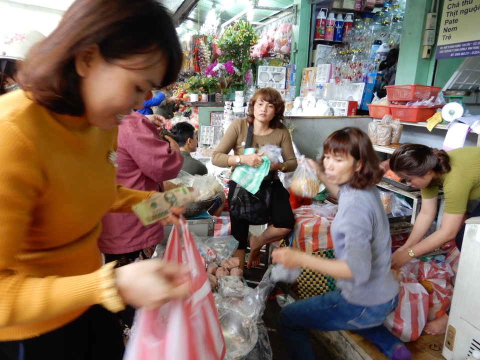 Người Đà Nẵng đổ xô đi chợ sắm Tết - 6 Nhiều cửa hàng phải 2-3 người bán mới kịp phục vụ khách