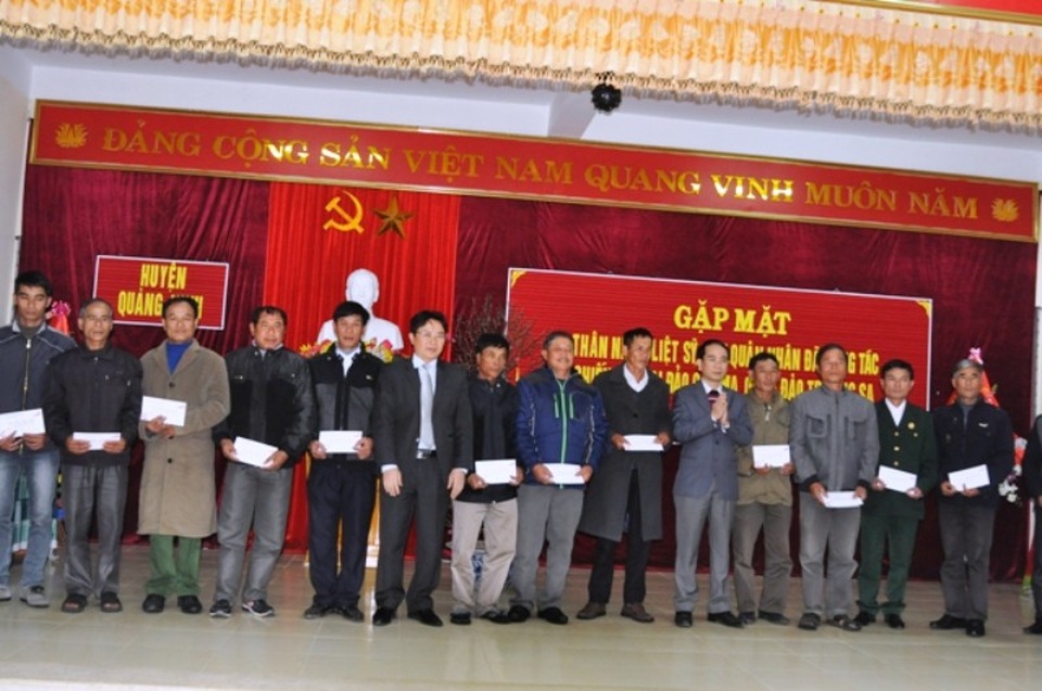 Tri ân các cựu binh, cầu siêu các liệt sỹ hy sinh tại đảo Gạc Ma - 1 Lãnh đạo huyện Quảng Ninh tặng quà cho 18 cựu quân nhân ở xã Hải Ninh đã công tác tại Trường Sa