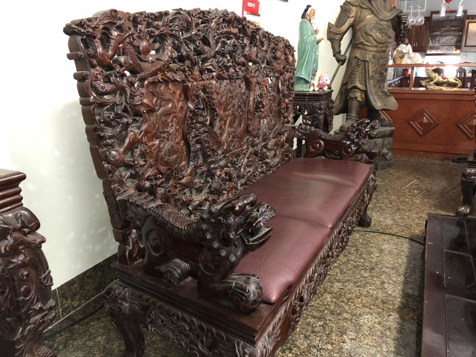 Mê mẩn bộ bàn ghế "thập thất long", trả ngay 5 tỷ đồng chủ nhà vẫn lắc đầu - 1 Mê mẩn bộ bàn ghế "thập thất long", trả ngay 5 tỷ đồng chủ nhà vẫn lắc đầu - 1