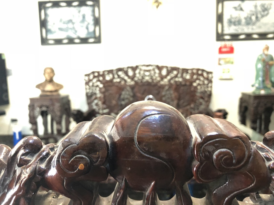 Mê mẩn bộ bàn ghế "thập thất long", trả ngay 5 tỷ đồng chủ nhà vẫn lắc đầu - 3 Mê mẩn bộ bàn ghế "thập thất long", trả ngay 5 tỷ đồng chủ nhà vẫn lắc đầu - 3