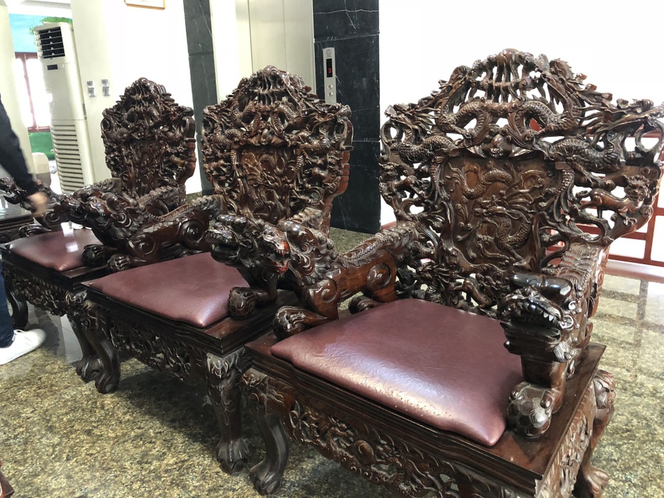 Mê mẩn bộ bàn ghế "thập thất long", trả ngay 5 tỷ đồng chủ nhà vẫn lắc đầu - 4 Mê mẩn bộ bàn ghế "thập thất long", trả ngay 5 tỷ đồng chủ nhà vẫn lắc đầu - 4