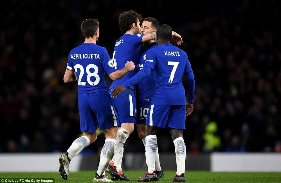 Chelsea 3-0 West Brom: Cú đúp của Hazard - 1
Các cầu thủ Chelsea chia vui với Hazard (thứ hai từ phải sang) sau khi cầu thủ người Bỉ ghi bàn