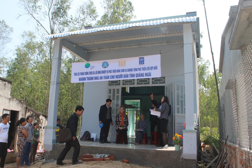 Xây dựng 4.000 ngôi nhà an toàn cho người dân vùng bão lũ - 2 Nhà an toàn giúp người dân có hoàn cảnh khó khăn ứng phó với bão lũ