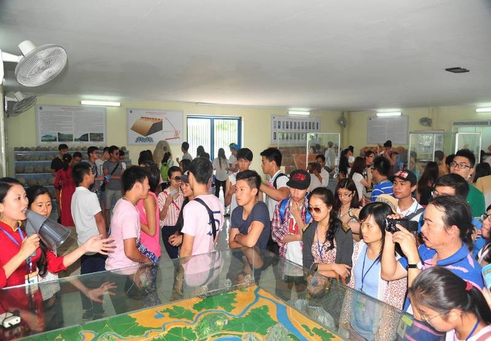 Thành Nhà Hồ mở cửa miễn phí cho khách tham quan trong dịp Tết - 2 Khách tham quan phòng trưng bày