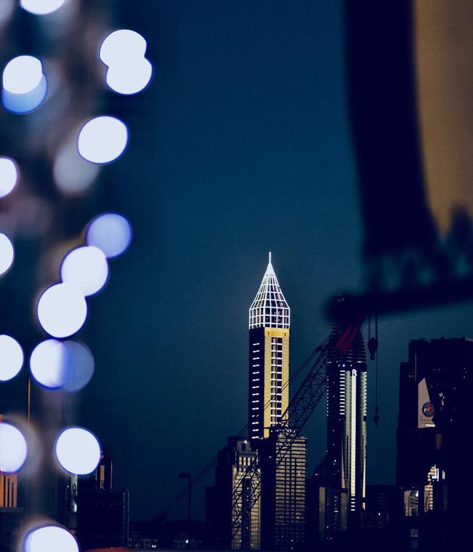 Dubai khai trương khách sạn chọc trời cao nhất thế giới - 7
Khách sạn về đêm (Ảnh: Facebook)