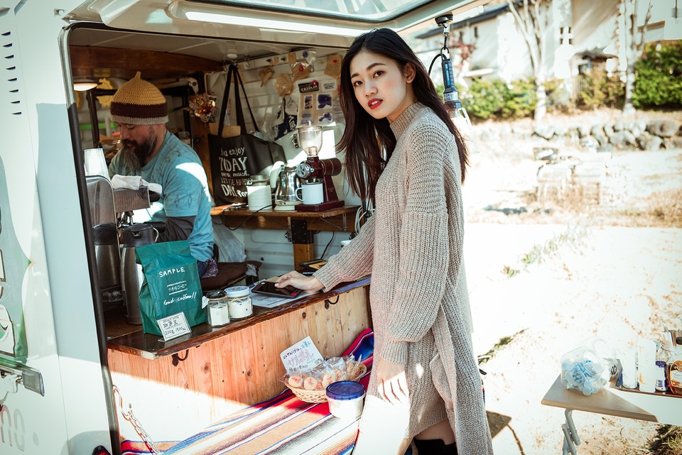 Á hậu tuổi Tuất khoe vai trần, chân thon giữa rừng phong Nhật Bản - 6 Á hậu tuổi Tuất khoe vai trần, chân thon giữa rừng phong Nhật Bản - 6