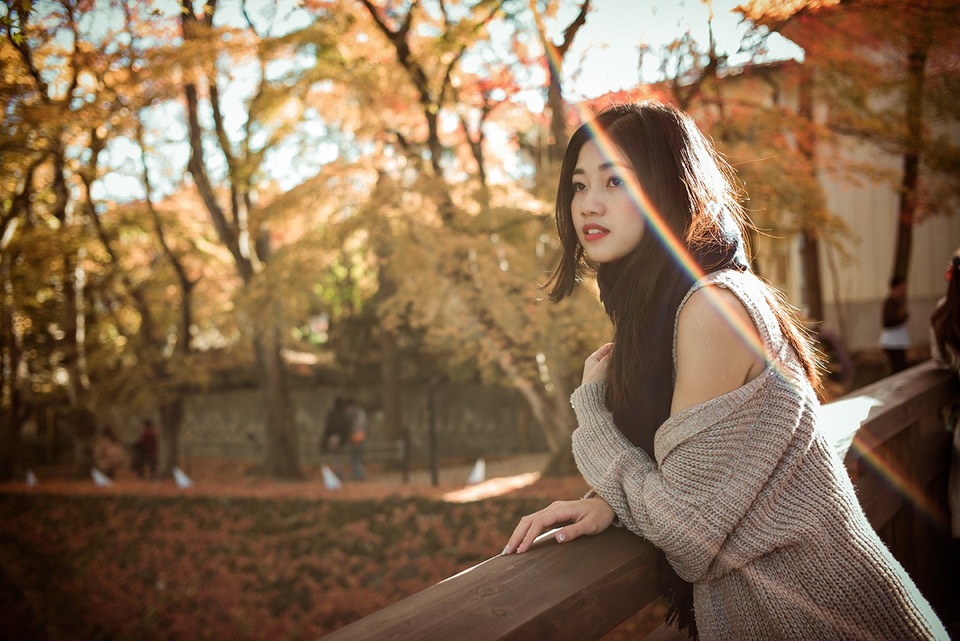 Á hậu tuổi Tuất khoe vai trần, chân thon giữa rừng phong Nhật Bản - 1 Á hậu tuổi Tuất khoe vai trần, chân thon giữa rừng phong Nhật Bản - 1