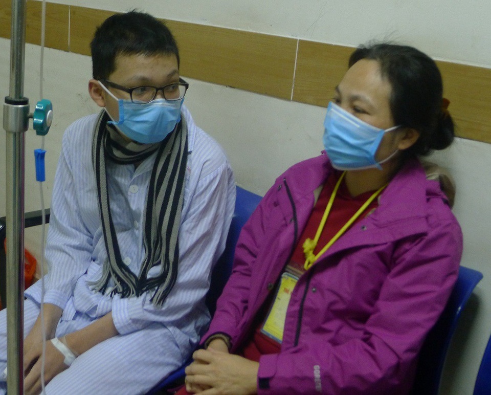 Xót xa cảnh mẹ u thực quản chăm con ung thư máu - 1 Cô giáo Hoàn bị u thực quản nhưng phải chăm con ung thư máu nên không đi điều trị.