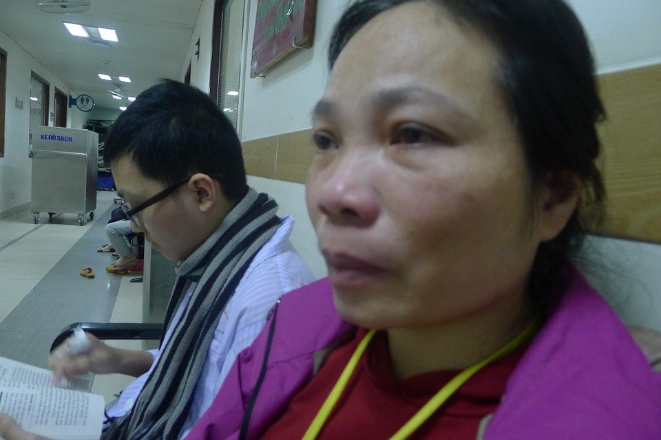 Xót xa cảnh mẹ u thực quản chăm con ung thư máu - 4 Đã quá lịch hẹn lên viện điều trị nhưng cô giáo Hoàn còn đang phải chăm con ở Viện huyết học truyền máu TW.