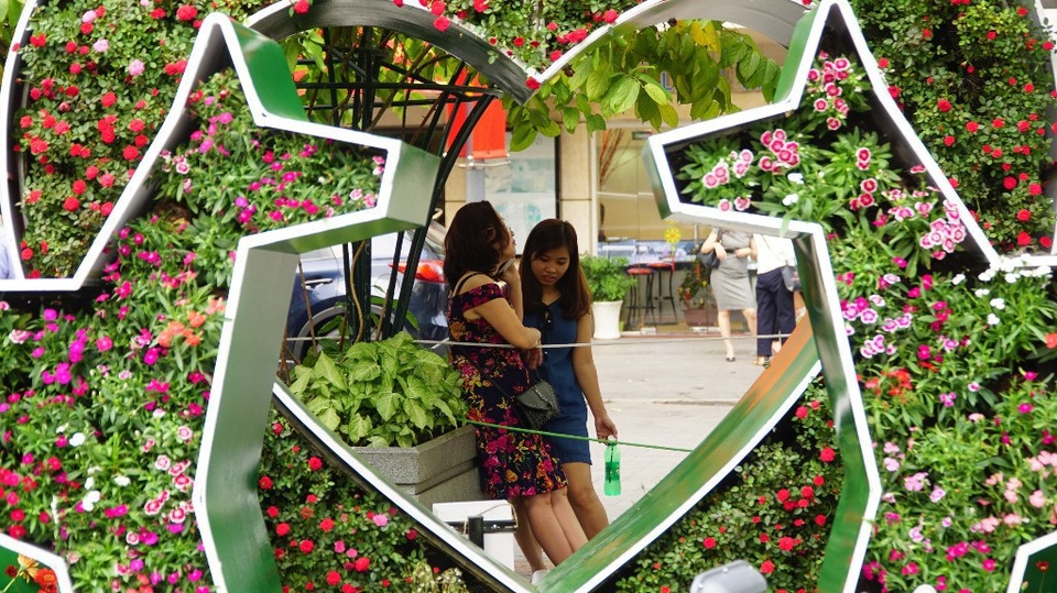 TPHCM: Tham quan đường hoa Nguyễn Huệ gửi xe ở đâu? - 16 Nhiều du khách đã đến đường hoa từ rất sớm vì sợ không có chỗ gửi xe